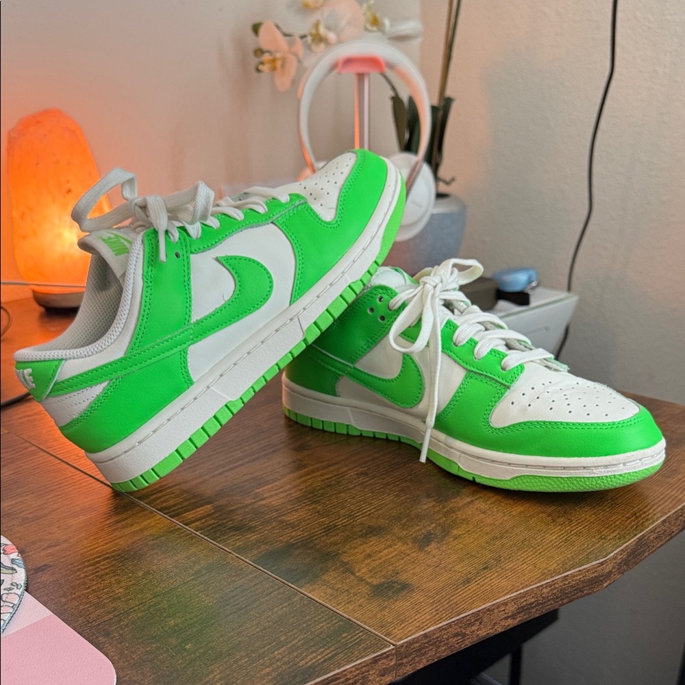LIKE NEW Nike Dunk Low Womens Green Strike Sz 7.5